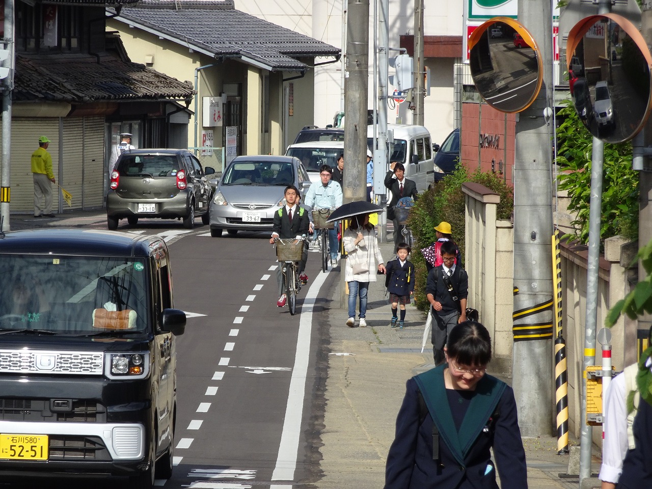 西金沢駅界隈にも自転車走行指導帯が登場! まちのり - 金沢市公共